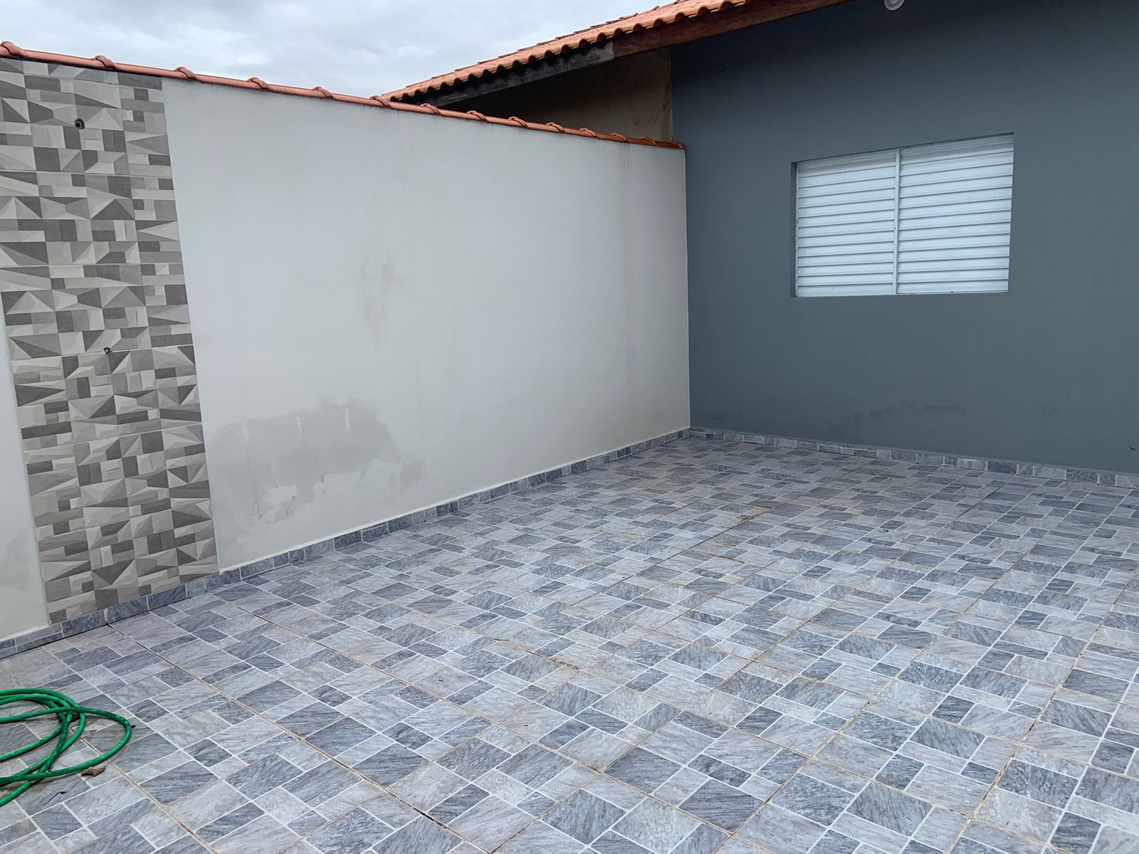 Foto de CASA NO JARDIM LUIZAMAR MIRIM - LADO MORRO À 70 METROS DA RODOVIA - ITANHAÉM/SP